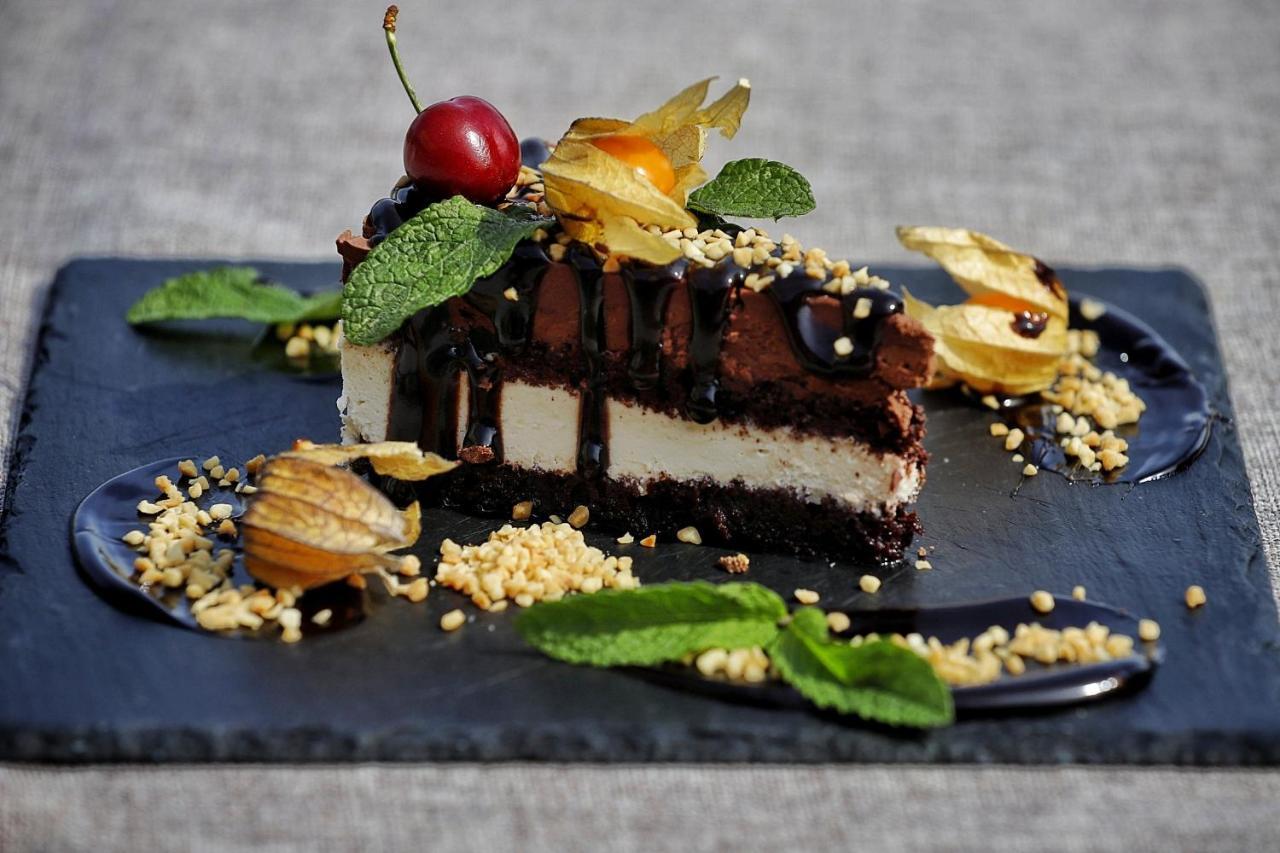 Country Spa Retreat Снагов Экстерьер фото A chocolate cheesecake