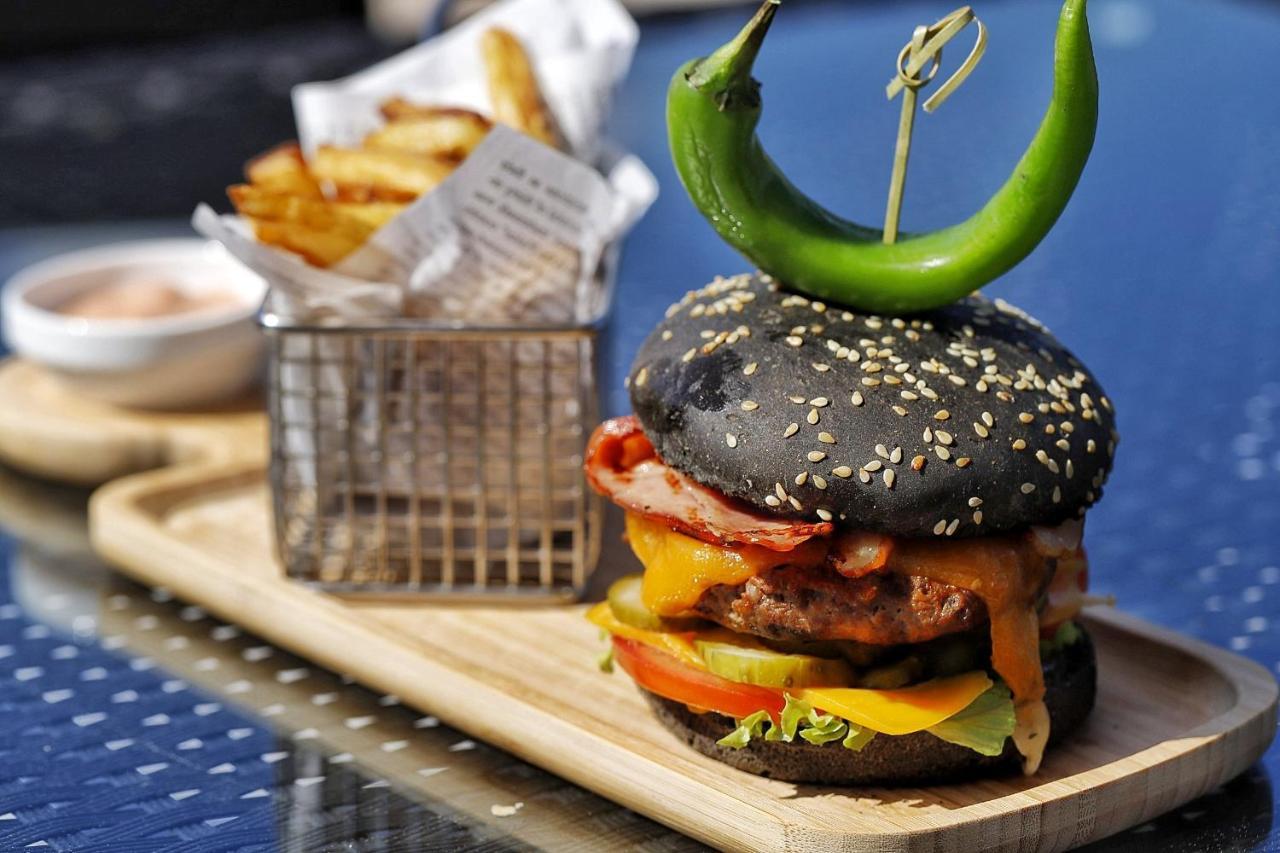 Country Spa Retreat Снагов Экстерьер фото A black bun hamburger