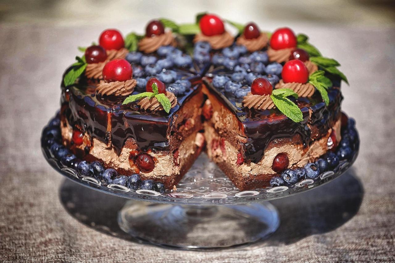 Country Spa Retreat Снагов Экстерьер фото A chocolate cake