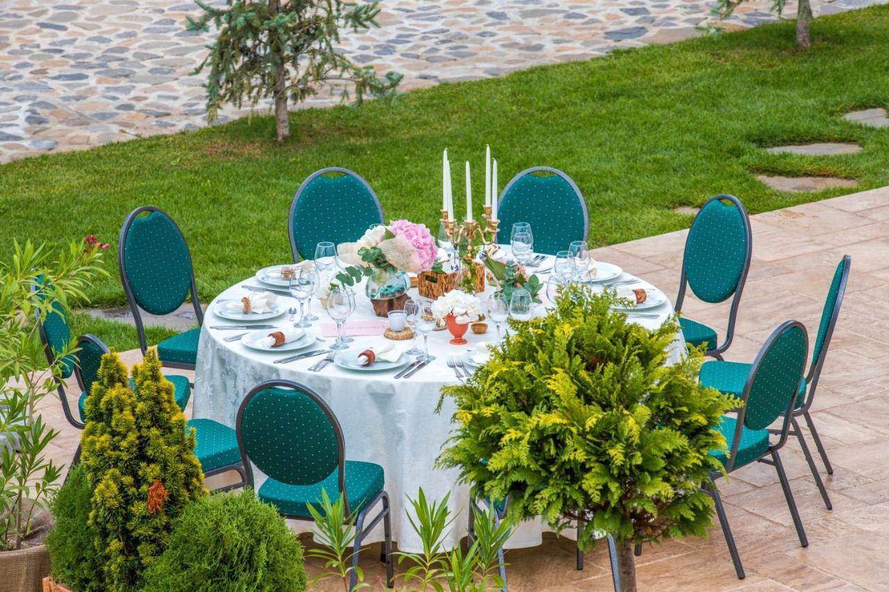 Country Spa Retreat Снагов Экстерьер фото A table set for a wedding reception