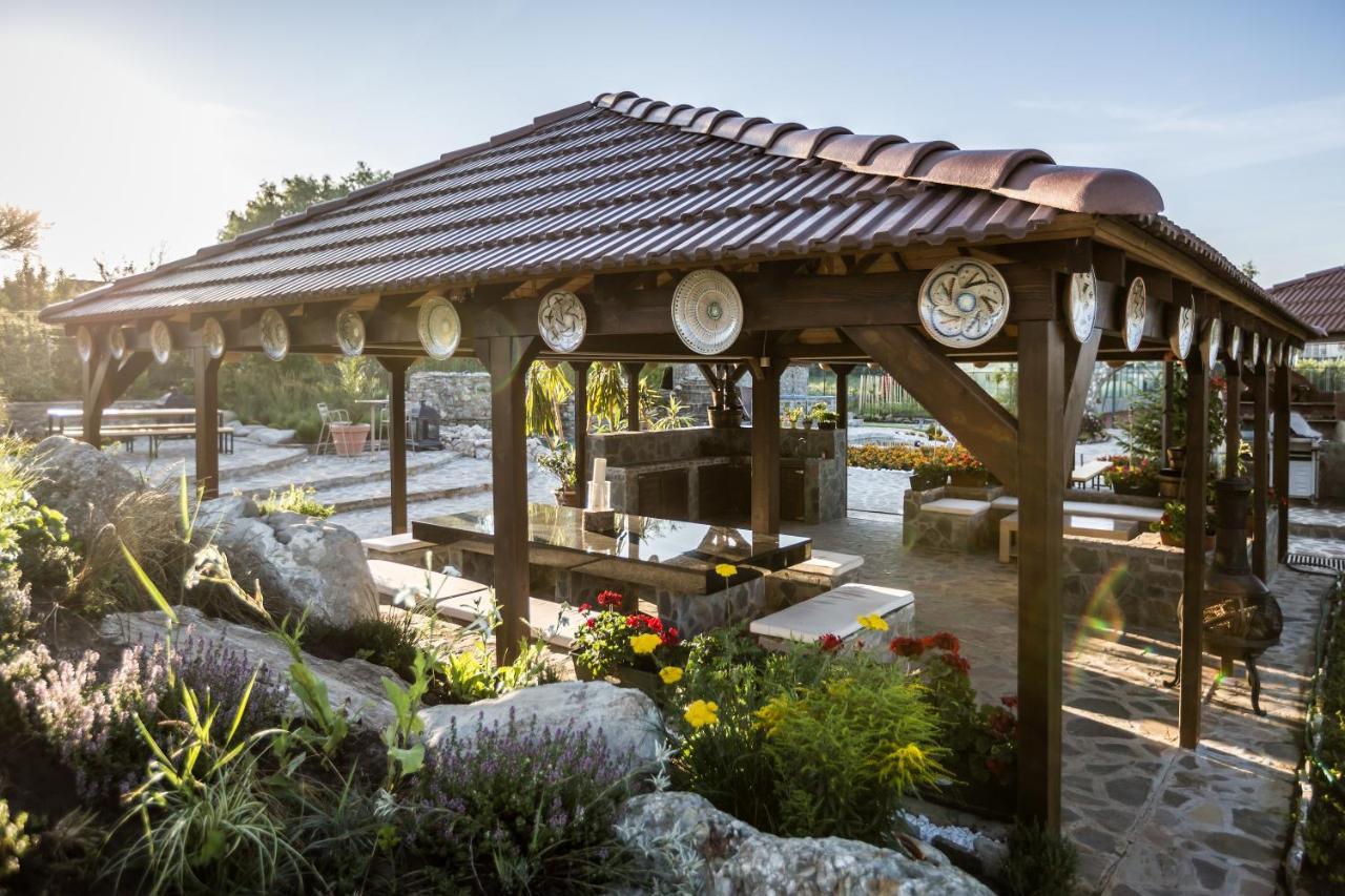 Country Spa Retreat Снагов Экстерьер фото Pergola