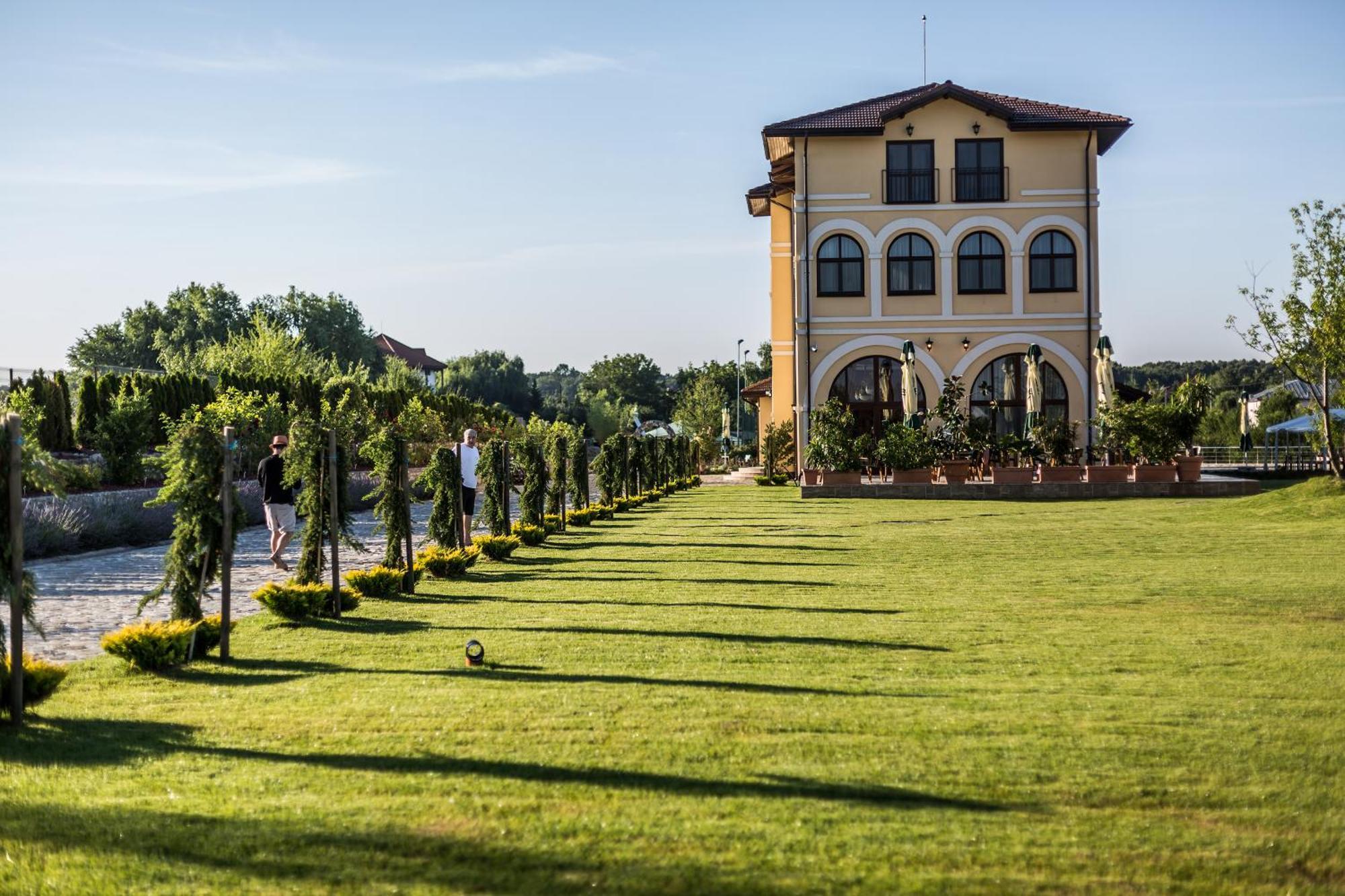 Country Spa Retreat Снагов Экстерьер фото The station building