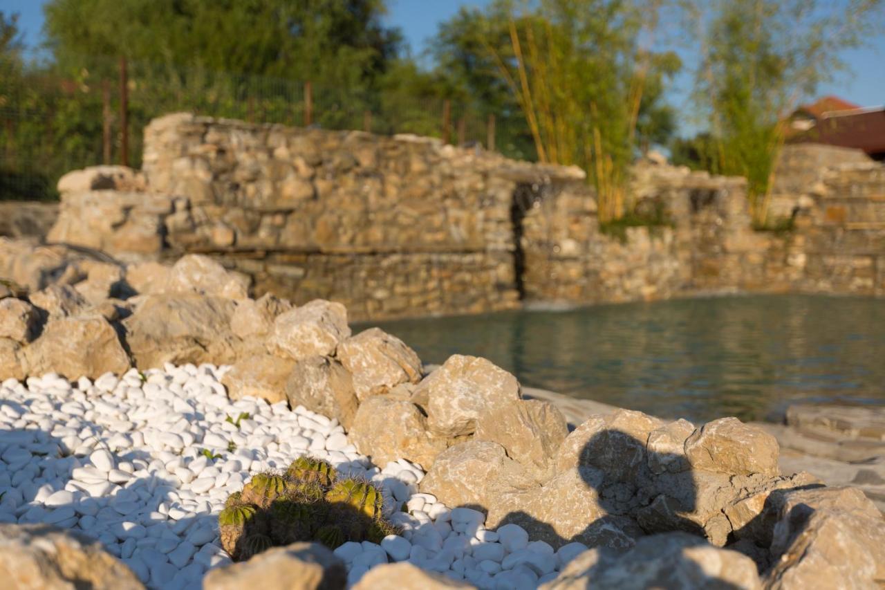 Country Spa Retreat Снагов Экстерьер фото The Roman bridge
