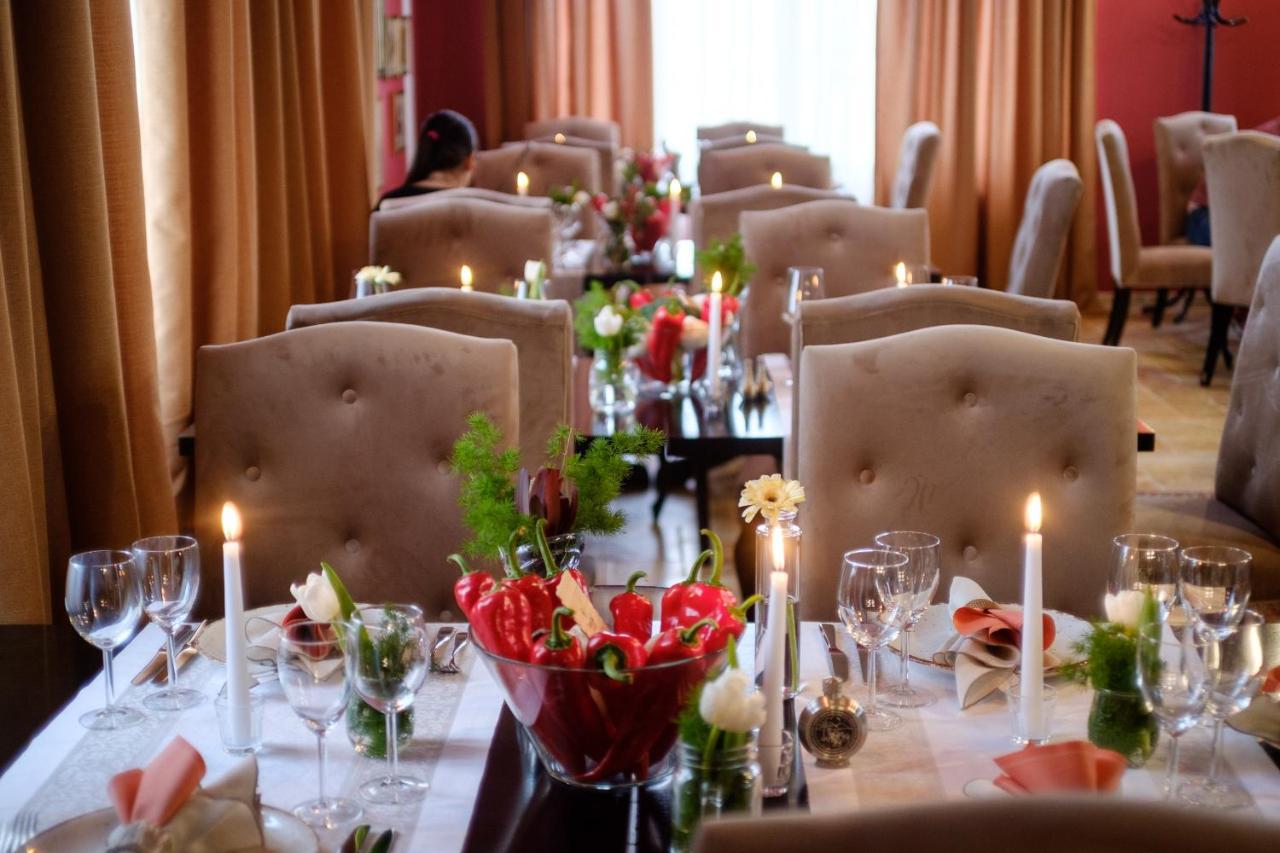Country Spa Retreat Снагов Экстерьер фото A table set for a dinner party
