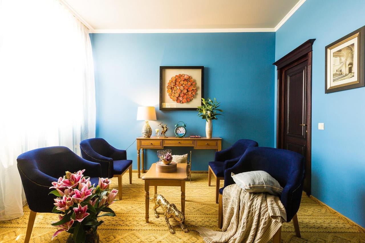 Country Spa Retreat Снагов Экстерьер фото A room with blue walls and blue furniture